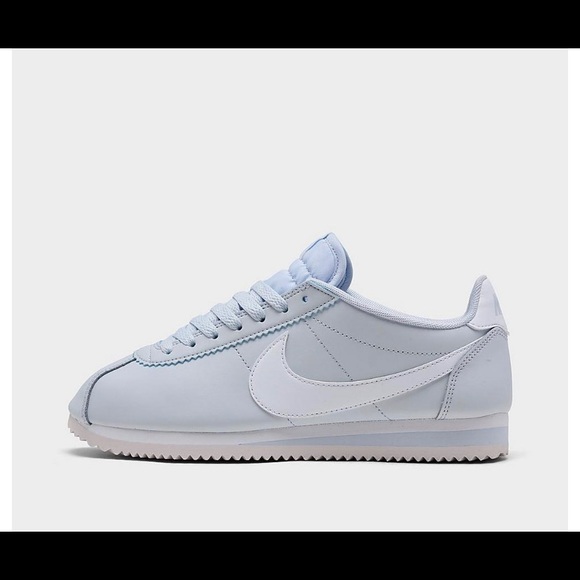 Nike Shoes - Nike size 5 gray and white shoes